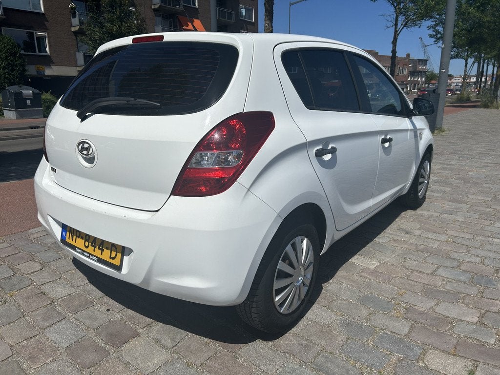 Hyundai i20 1.2i i-Motion Airco apk 2-2027 5 deurs, Euro 5, Gebruikt, 4 cilinders, Wit