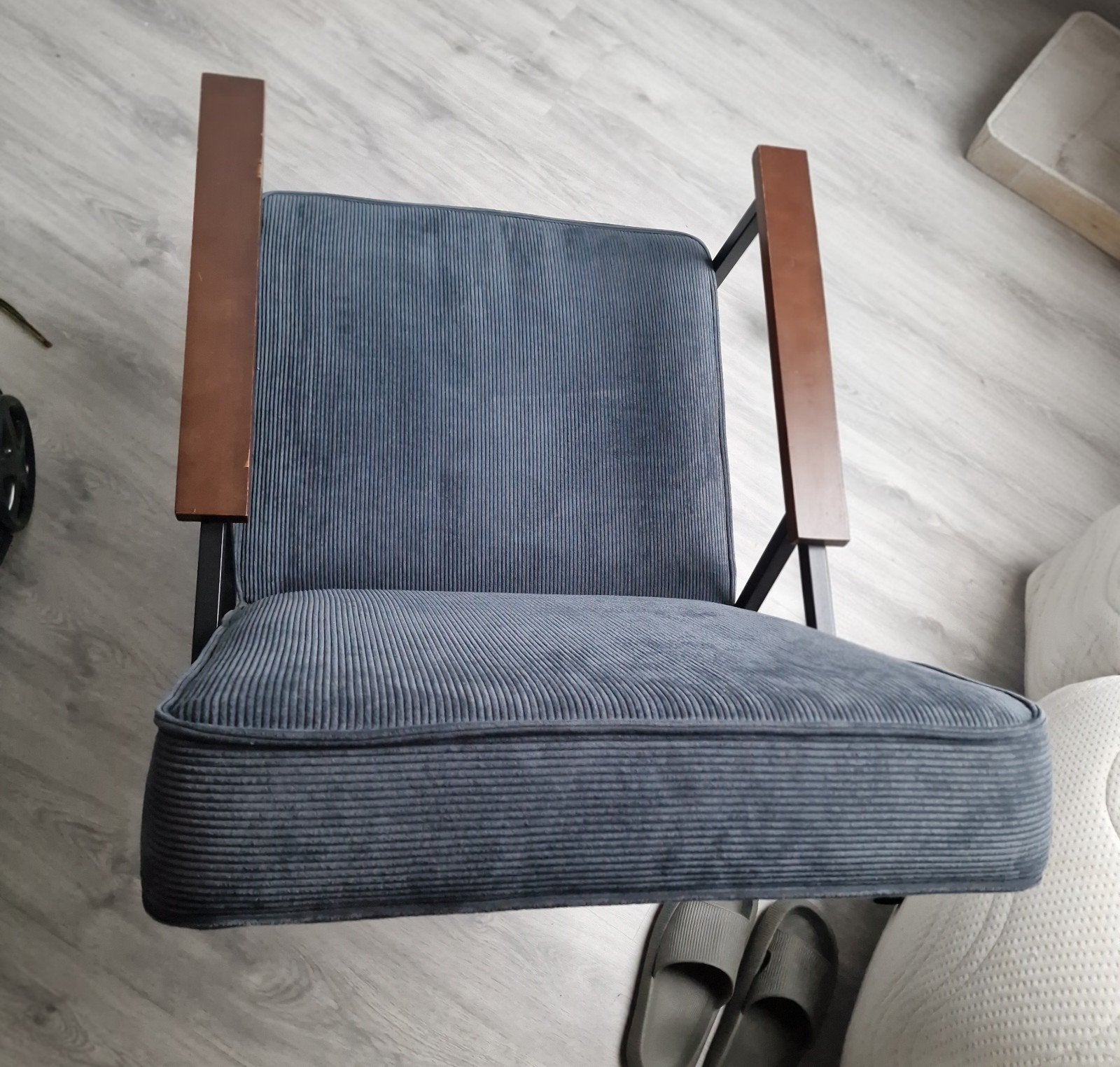 Staalblauwe ribstof fauteuil met houten armleuningen WOOOD, Huis en Inrichting, Stoelen, Ophalen, Modern, Comfortabel, Gebruikt