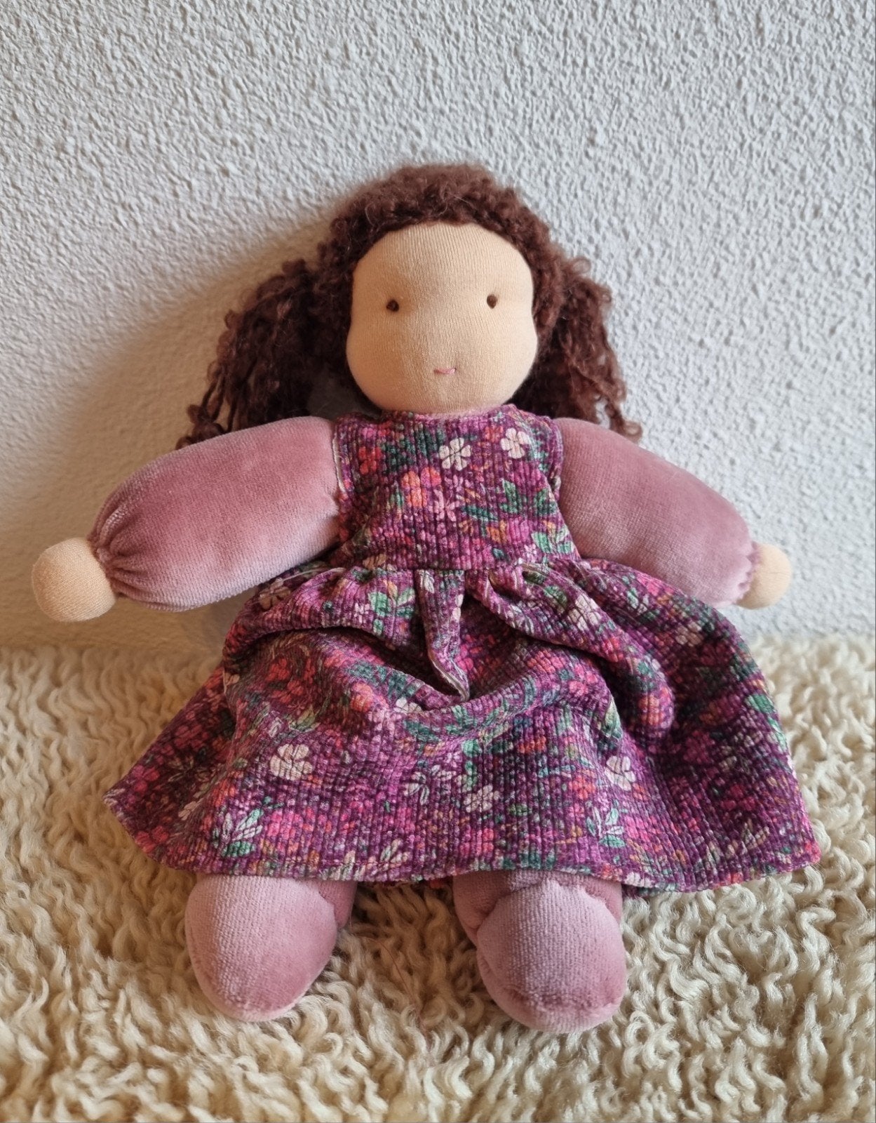 Schattige knuffelpop met bloemenjurk, Kinderen en Baby's, Ophalen of Verzenden, Nieuw, Overige typen