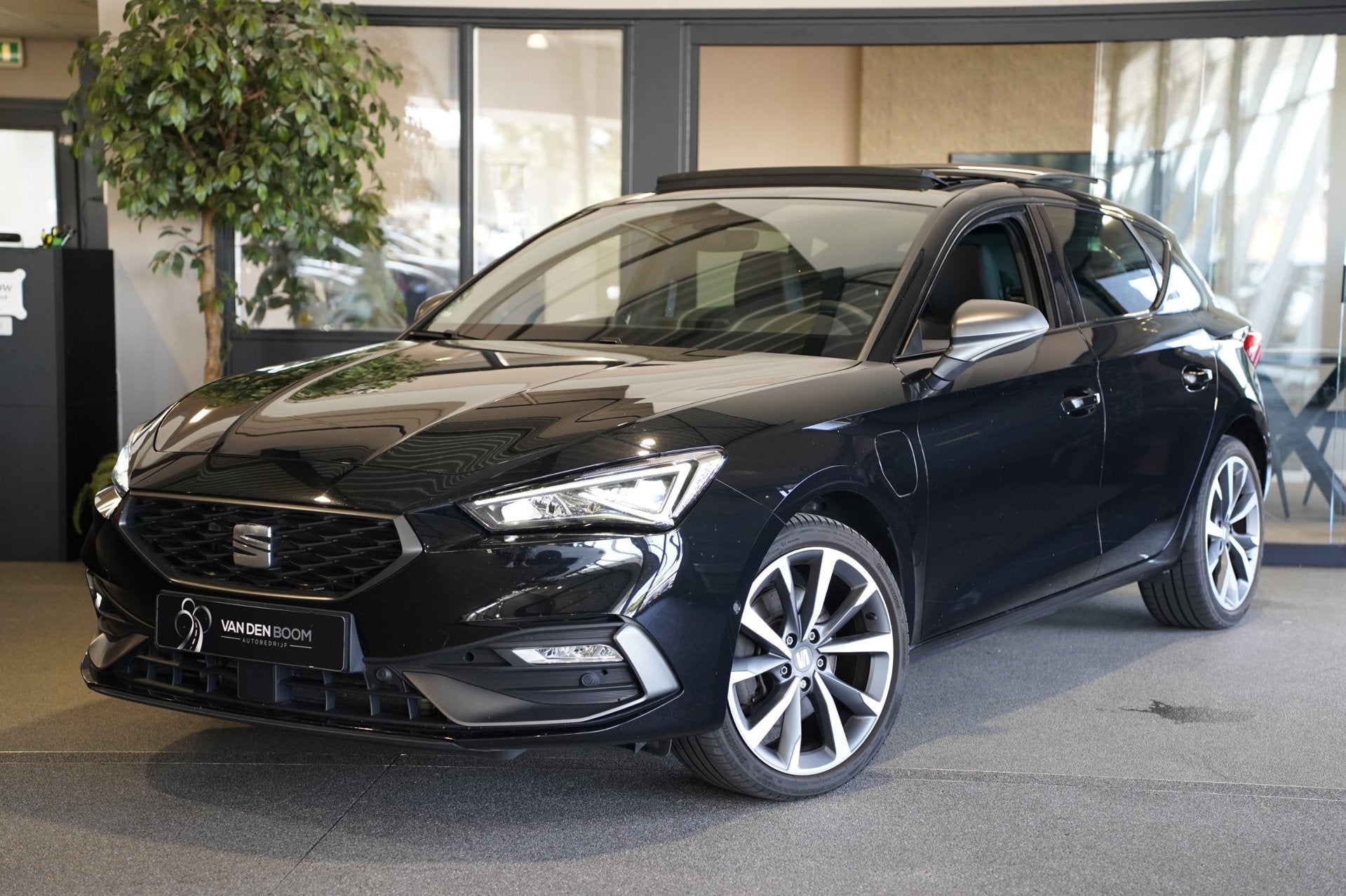 Seat Leon 1.4 TSI eHybrid PHEV FR 204PK Pano Cam Virtual Led, Auto's, Seat, Dealer onderhouden, Gebruikt, Zwart, Leon
