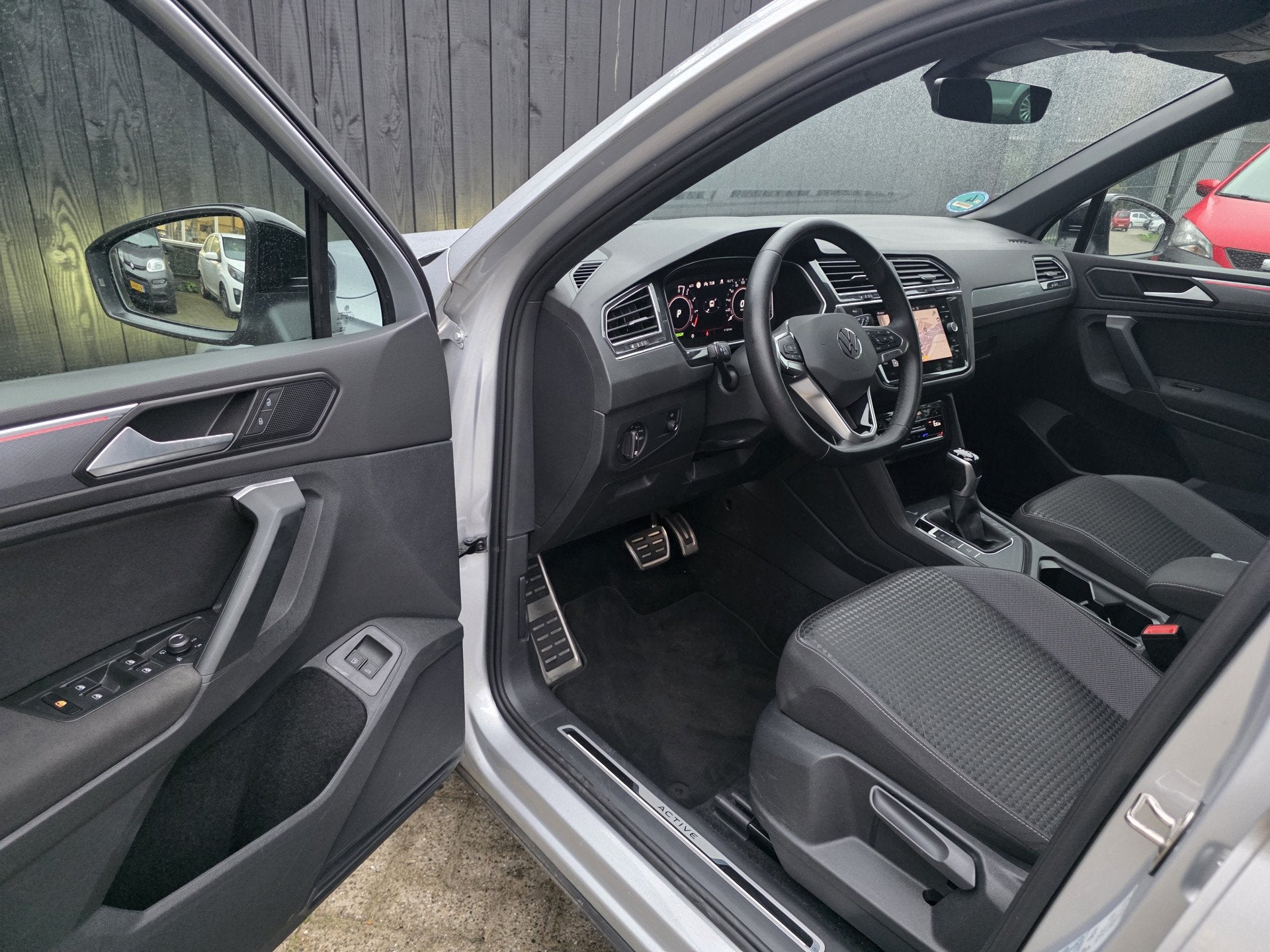 Volkswagen Tiguan 1.4 TSI eHybrid Life (bj 2023, automaat), Auto's, Stof, Gebruikt, Zwart, 4 cilinders