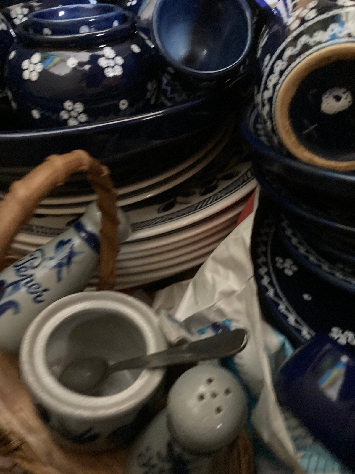 2 dozen met blauw servies, Huis en Inrichting, Ophalen, Aardewerk, Vintage, Kop(pen) en/of Schotel(s)