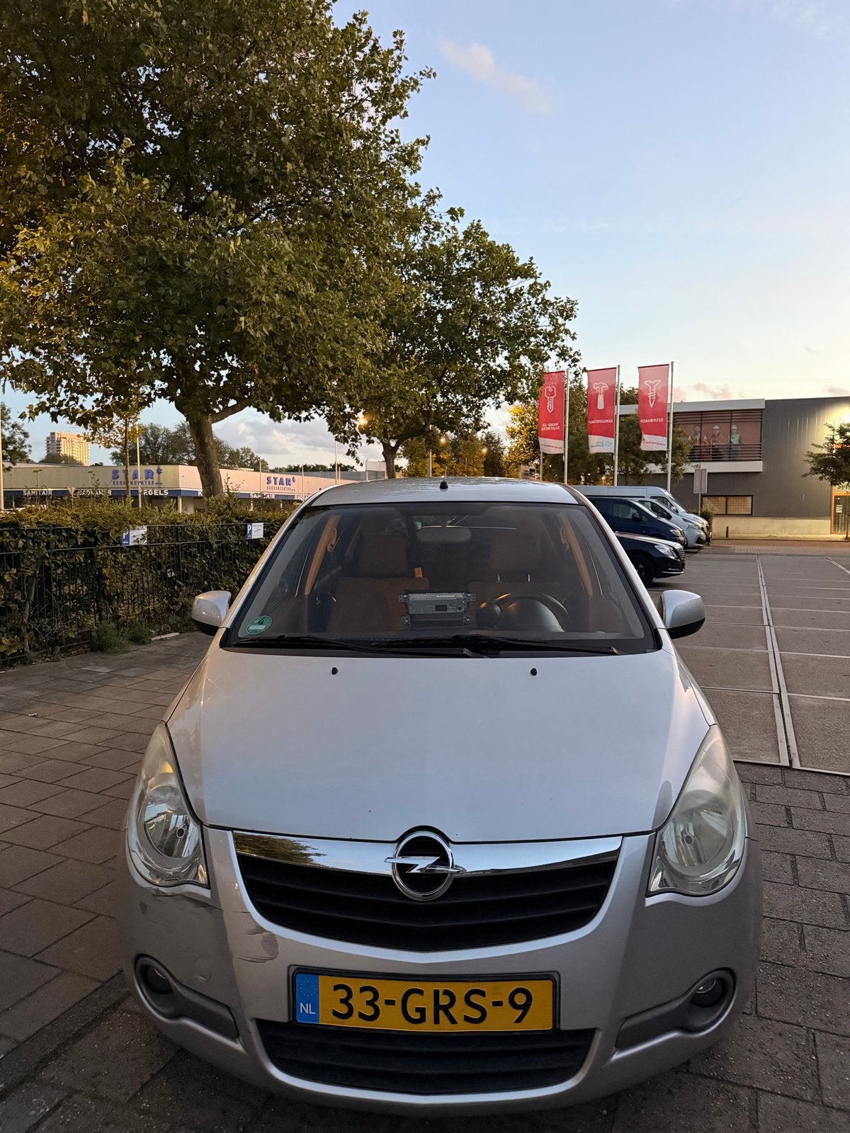 Opel Agila 1.2 16V 2008 Grijs, Auto's, Voorwielaandrijving, Stof, 40 €/maand, 4 cilinders