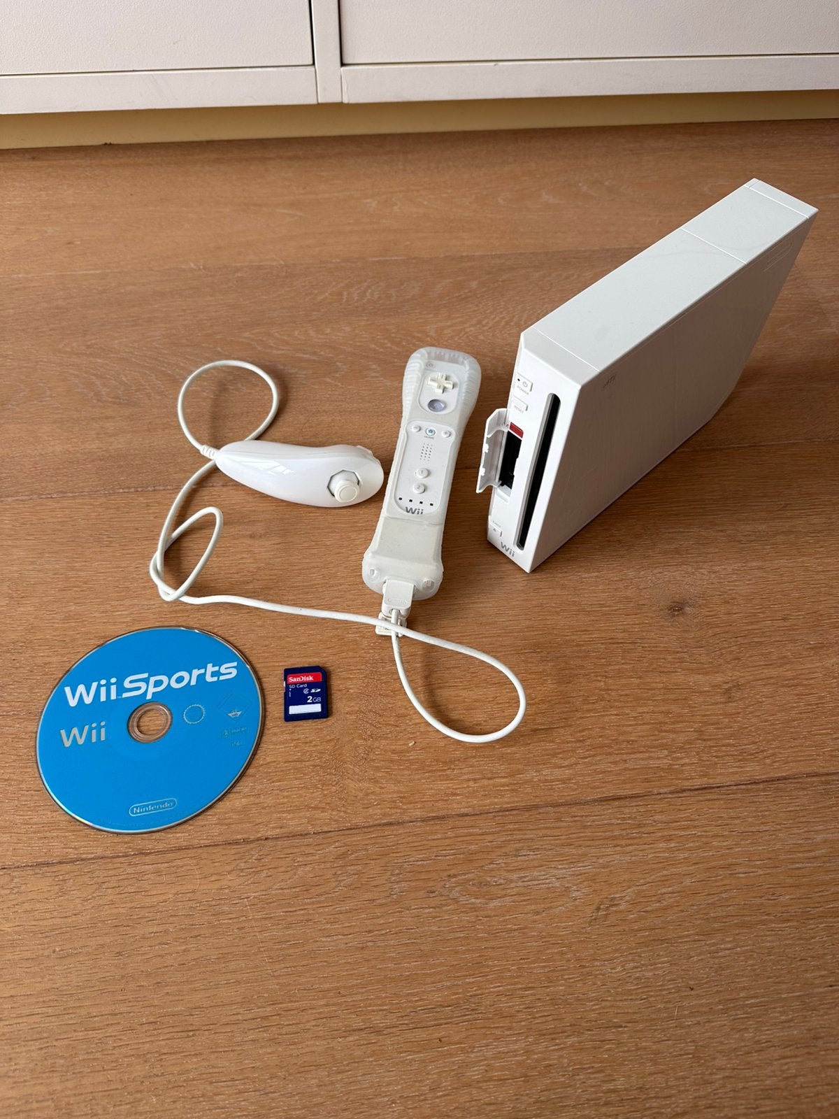 Nintendo Wii met SD kaart, wiimote, nunchuck en wii sports, Verzenden, Zo goed als nieuw, Met 1 controller, Met games
