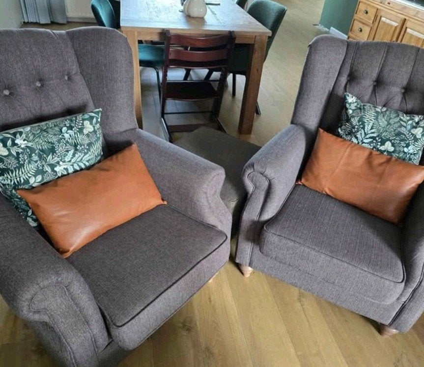 Twee comfortabele grijze fauteuils met een voetenbank, Klassiek, 75 tot 100 cm, Ophalen of Verzenden, Zo goed als nieuw