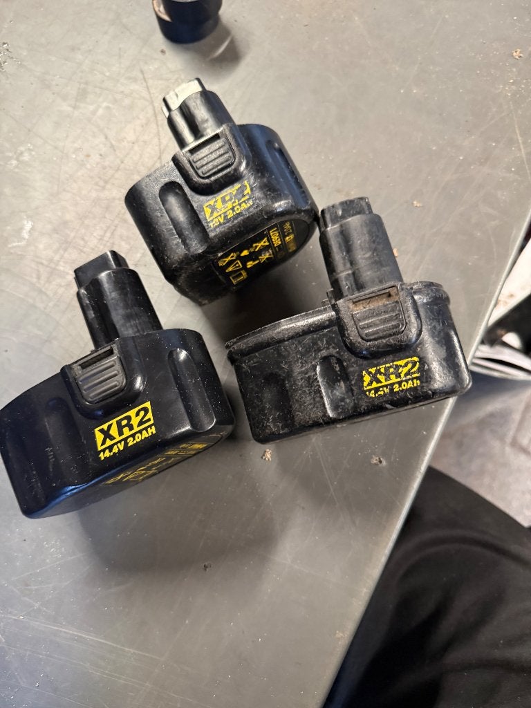 Foto 2 van 3x accu dewalt defect
