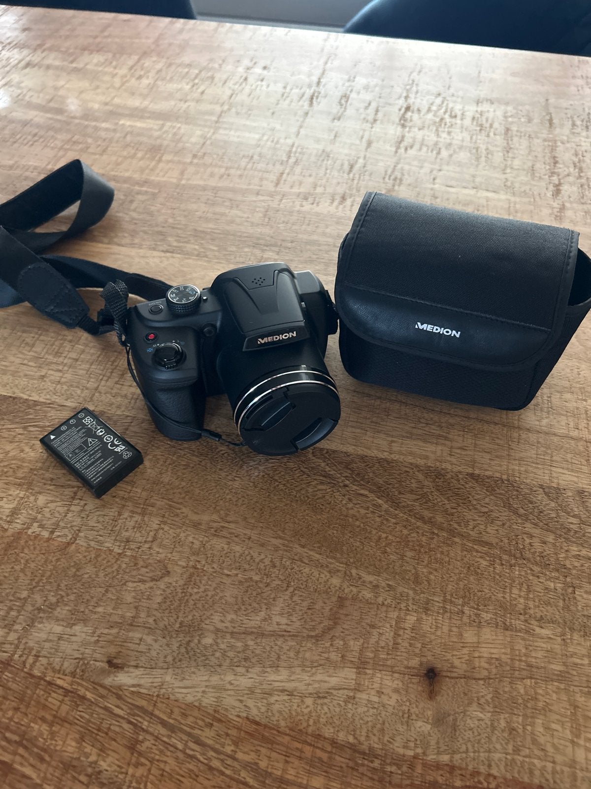 Medion camera met 2 accu's en tas, Gebruikt, Ophalen of Verzenden, Accu, Overige Merken