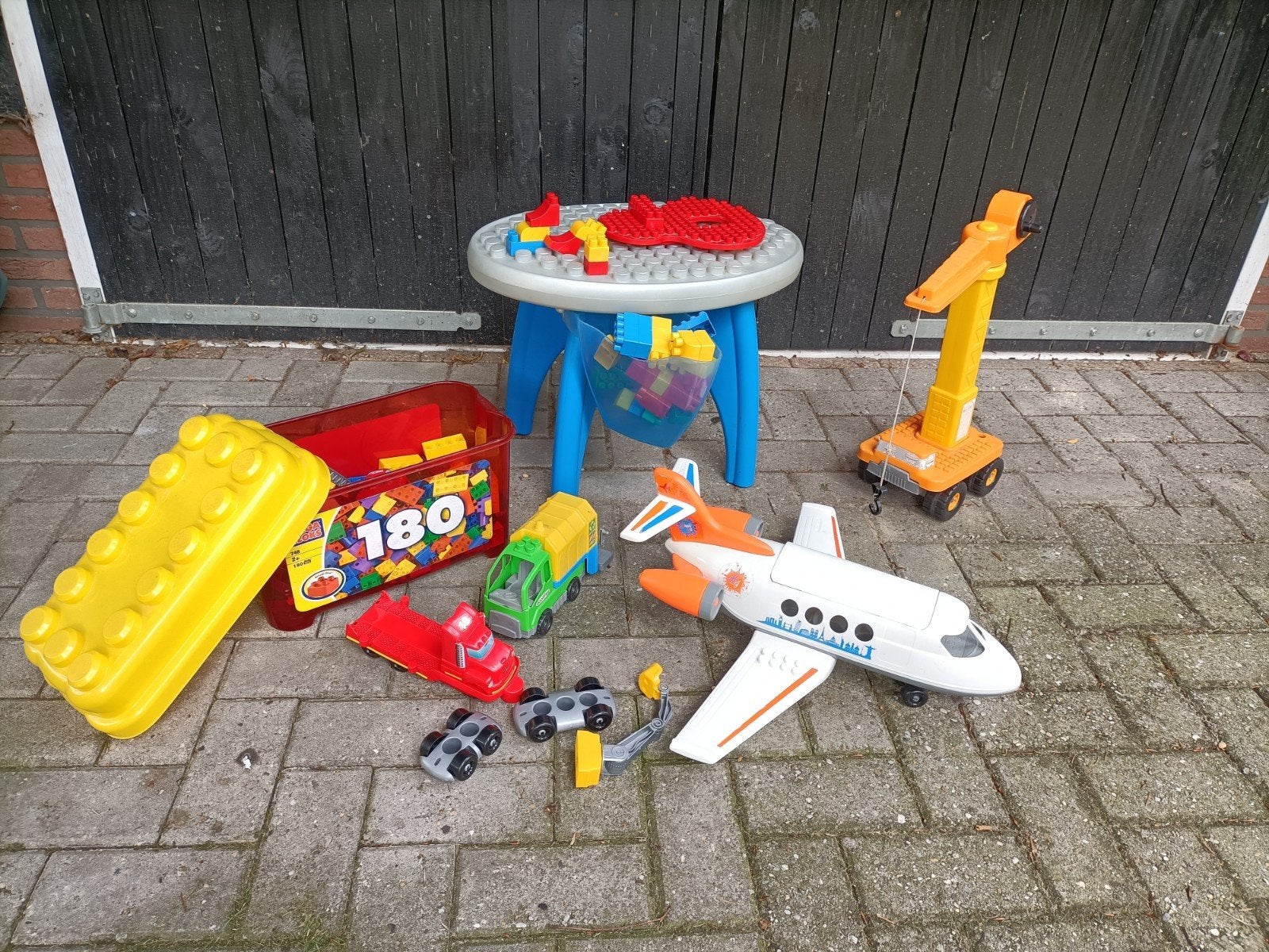 Megablocks / bouwstenen met tafel, vliegtuig, kraan en meer, Ophalen of Verzenden, Gebruikt