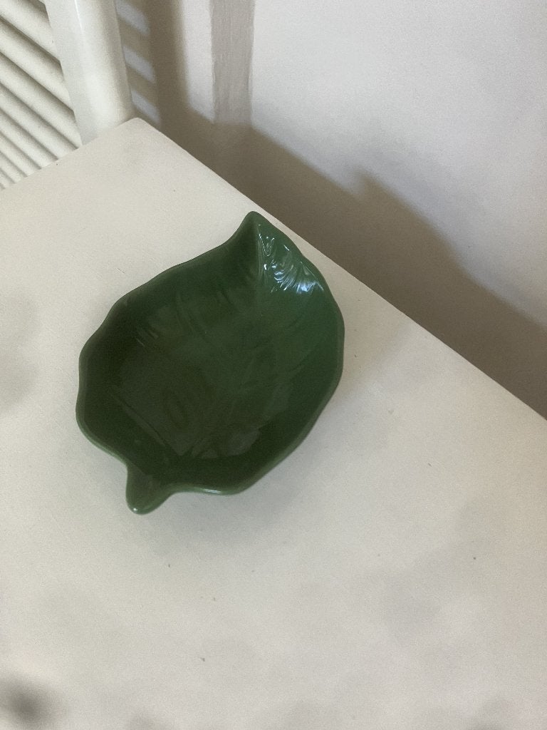 Bijzonder groen bladschaaltje, Ophalen of Verzenden, Overige stijlen, Porselein, Schaal of Schalen