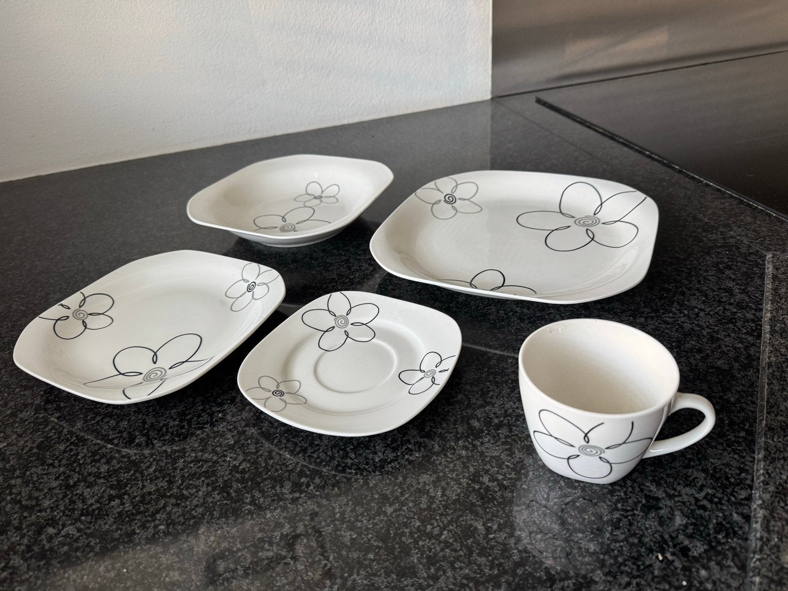 Yong servies met bloemmotief - 6 persoons, Huis en Inrichting, Ophalen, Overige merken, Zo goed als nieuw, Modern