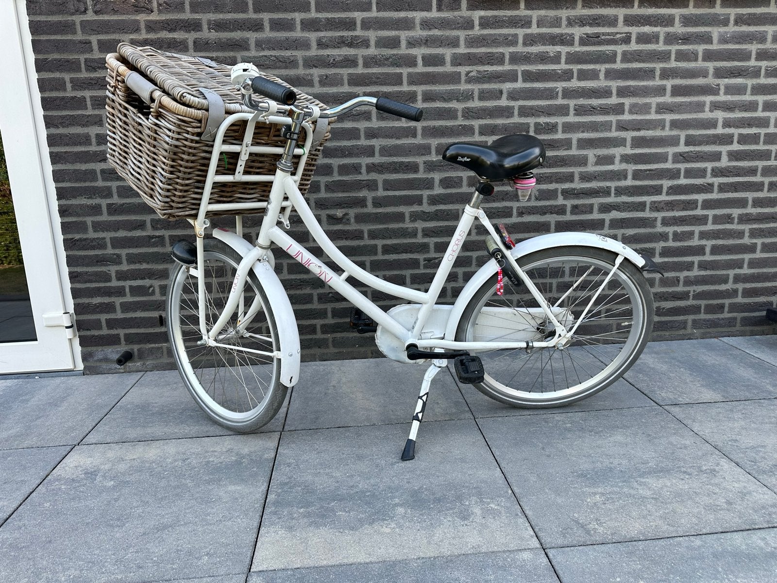 Witte damesfiets met mand 24 inch., Terugtraprem, (Extra) lage instap, Zo goed als nieuw, 50 tot 53 cm