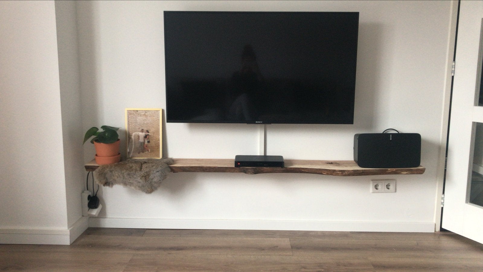 Eiken boomstam TV wandplank met noest, 197,5 cm breed, Huis en Inrichting, Woonaccessoires | Wandplanken en Boekenplanken, Ophalen