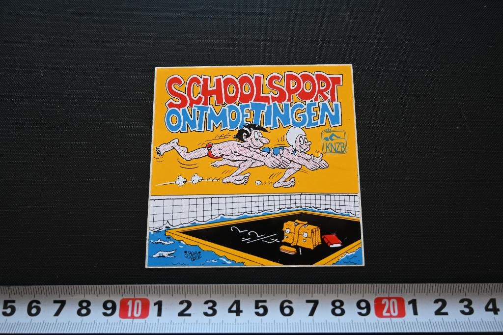 sticker zwemmen KNZB strip rob gorter schoolsport ontmoeting, Verzamelen, Ophalen, Zo goed als nieuw
