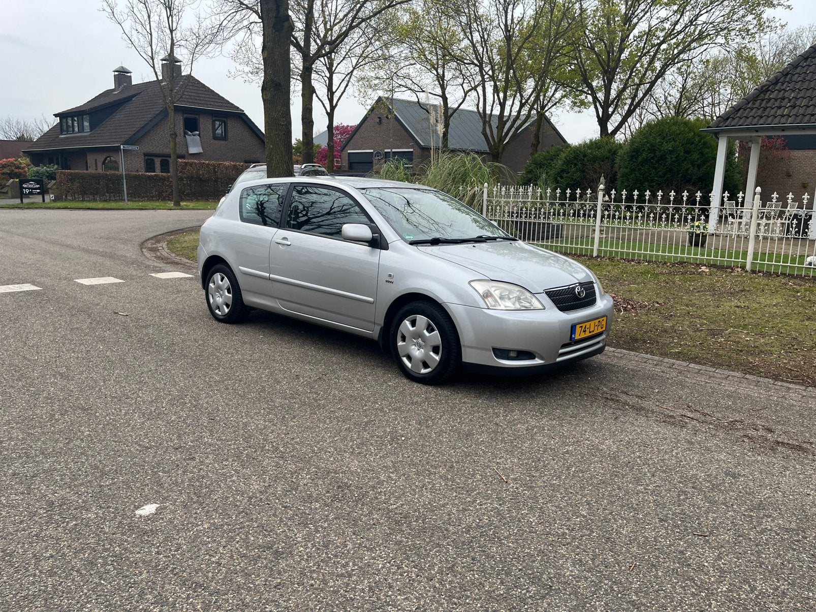 Toyota Corolla 1.4 Vvt-i 3DR Linea SOL 2003 Grijs, Voorwielaandrijving, 1398 cc, 4 cilinders, Elektrische ramen