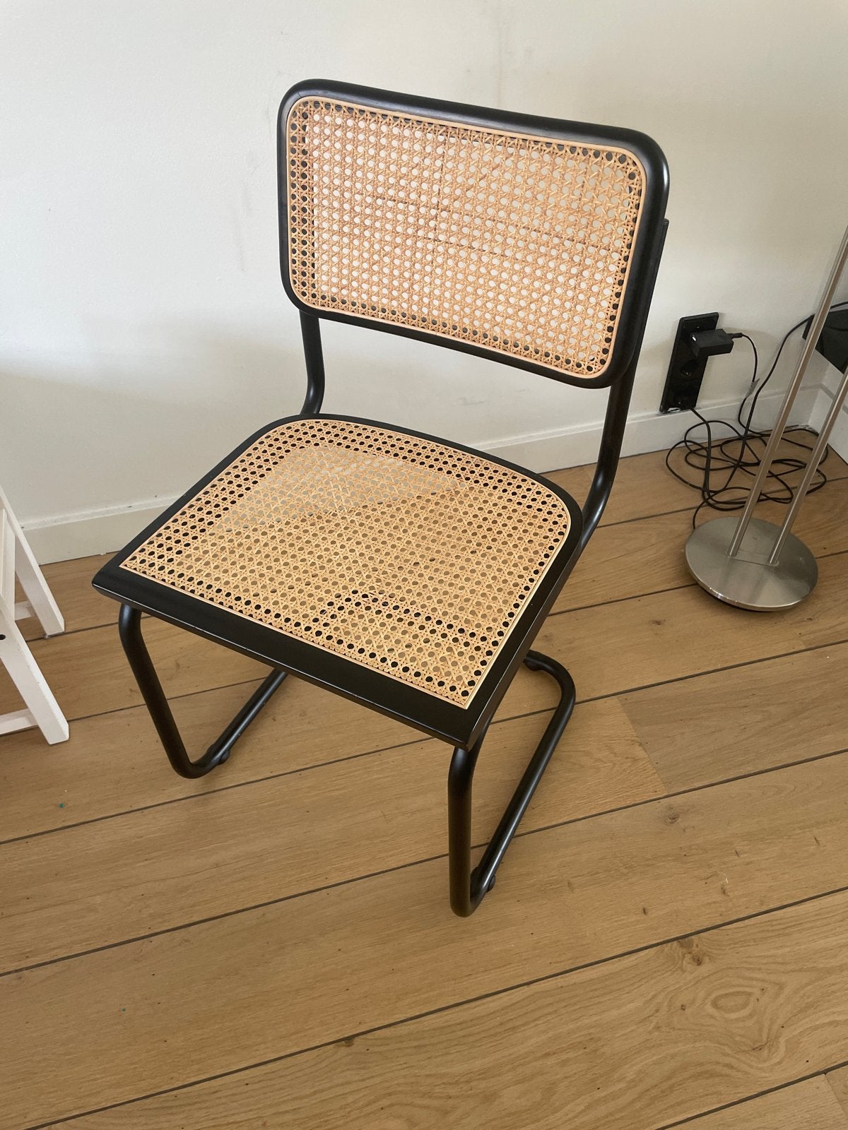 Stijlvolle zwarte stoel met rotan zitting en rugleuning, Zwart, Ophalen of Verzenden, Zo goed als nieuw, Metaal