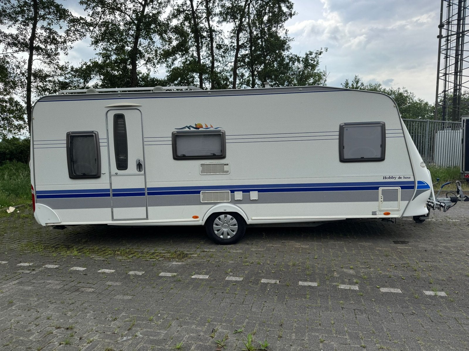 Hobby 560 KMFe - De Luxe 2011 (6 personen) met voortent, Vast bed, Hobby, Treinzit, Particulier