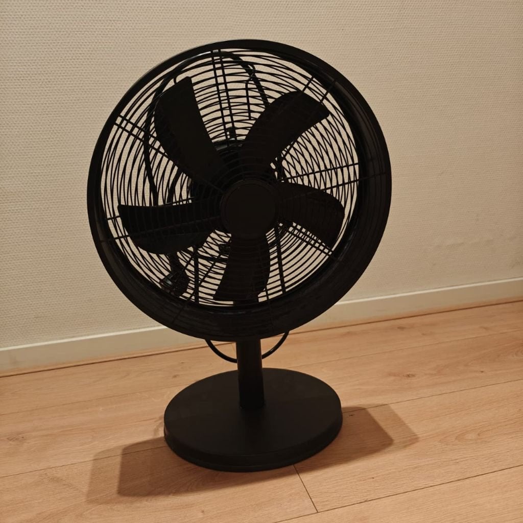 Zwarte tafelventilator - Stijlvol en functioneel, Zwart, Ophalen of Verzenden, Zo goed als nieuw, Metaal