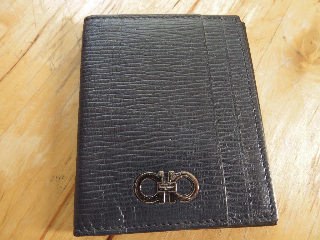 donker blauwe leren cardholder salvatore ferragamo, Overige merken, Gebruikt, Blauw, Ophalen of Verzenden