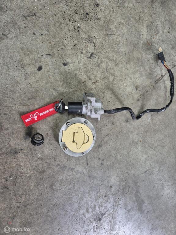 Contactslot tankdop slotenset Monster ST2 ST4 748 916 996, Motoren, Onderdelen | Ducati, Gebruikt, Ophalen of Verzenden