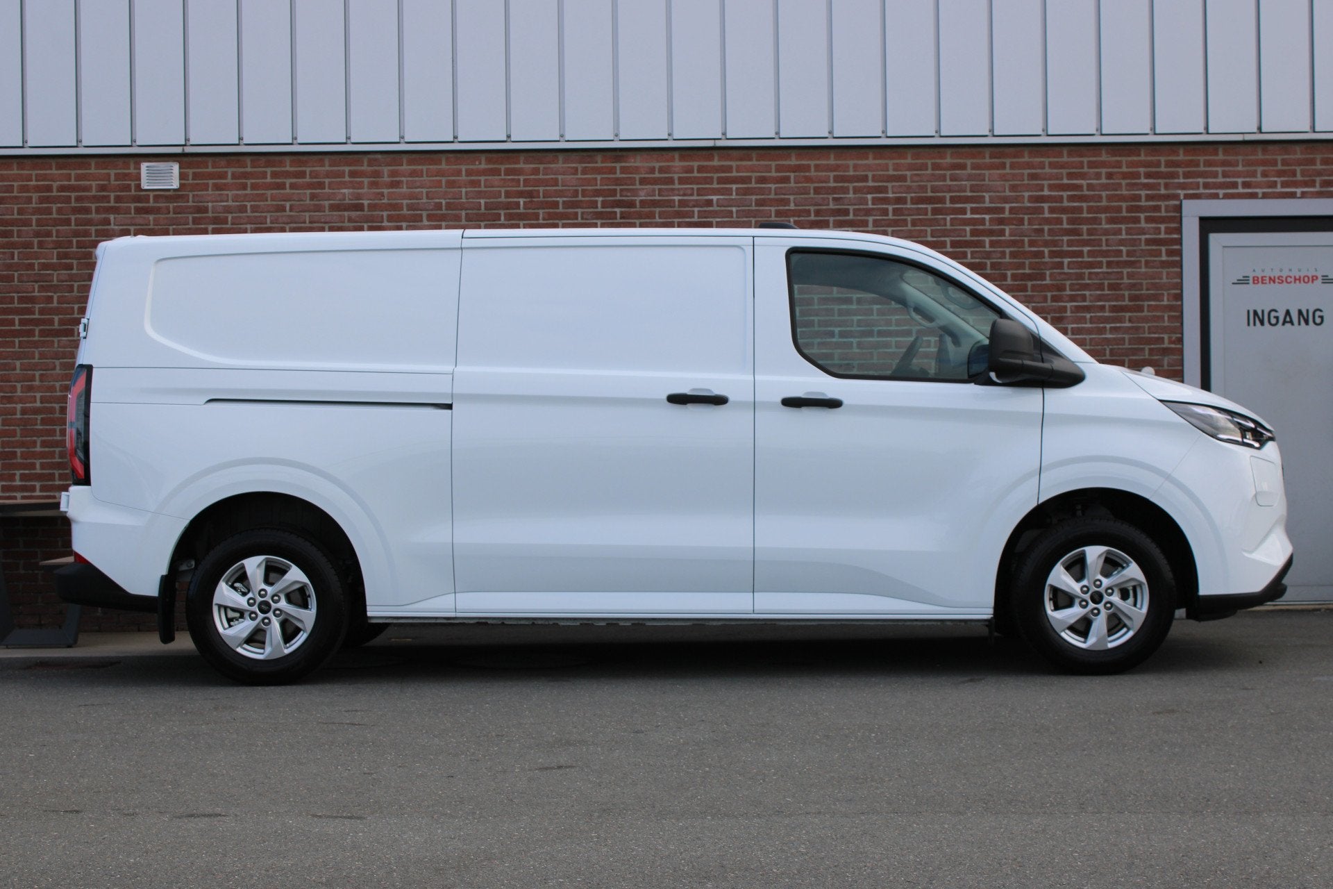 Ford E-Transit Cust. 340 L2H1 Trend 71 kWh |CAMERA|STUUR+STO, Automaat, Gebruikt, Zwart, 71 kWh