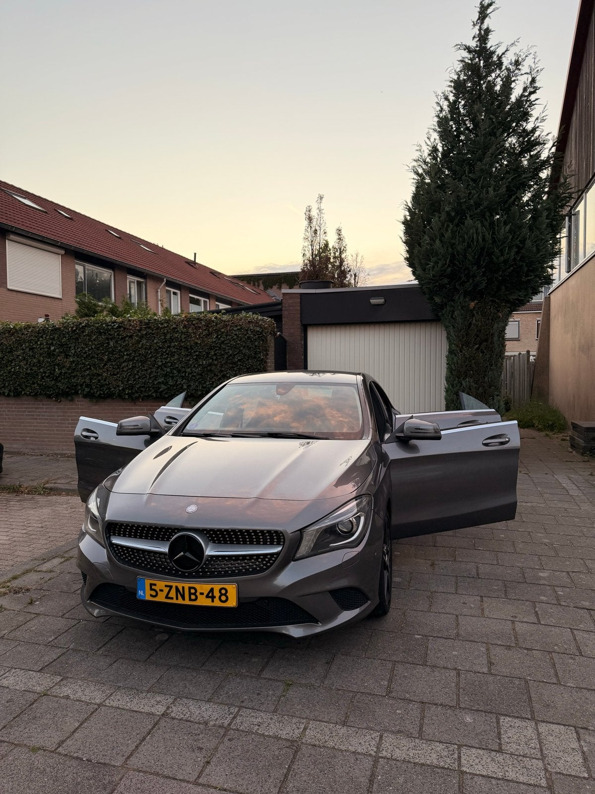 Mercedes-Benz CLA 180 1.6 2015 Grijs Dealer onderhouden, Auto's, Voorwielaandrijving, CLA, 1295 kg, 4 cilinders