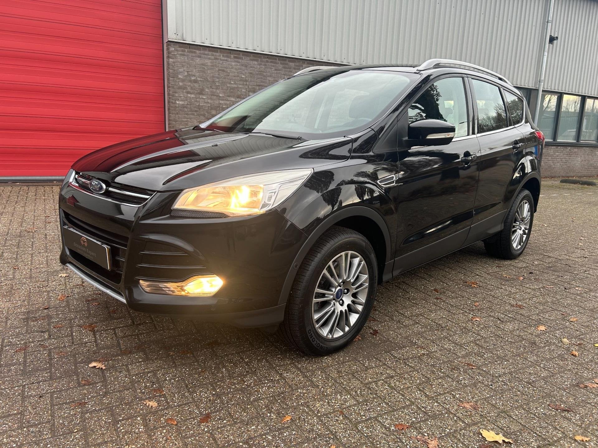 Ford Kuga 1.6 Titanium 4WD trekhaak stoelverwarming, Auto's, Gebruikt, Zwart, 4 cilinders, Bluetooth