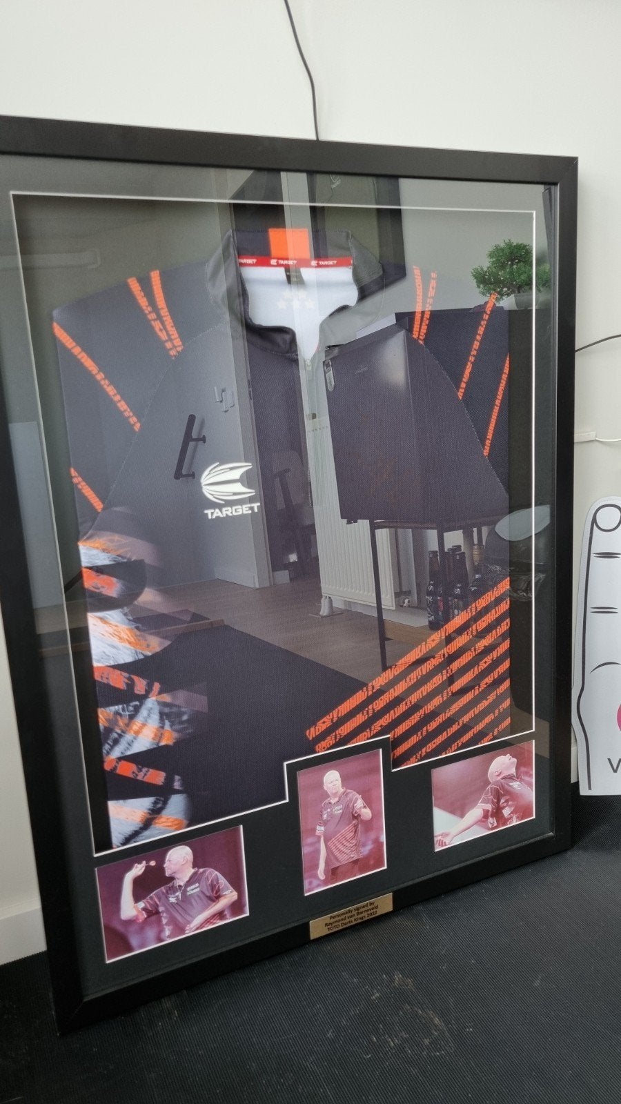 Ingelijst gesigneerd shirt Raymond van Barneveld - Darts, Ophalen, Gebruikt, Overige sporten, Shirt