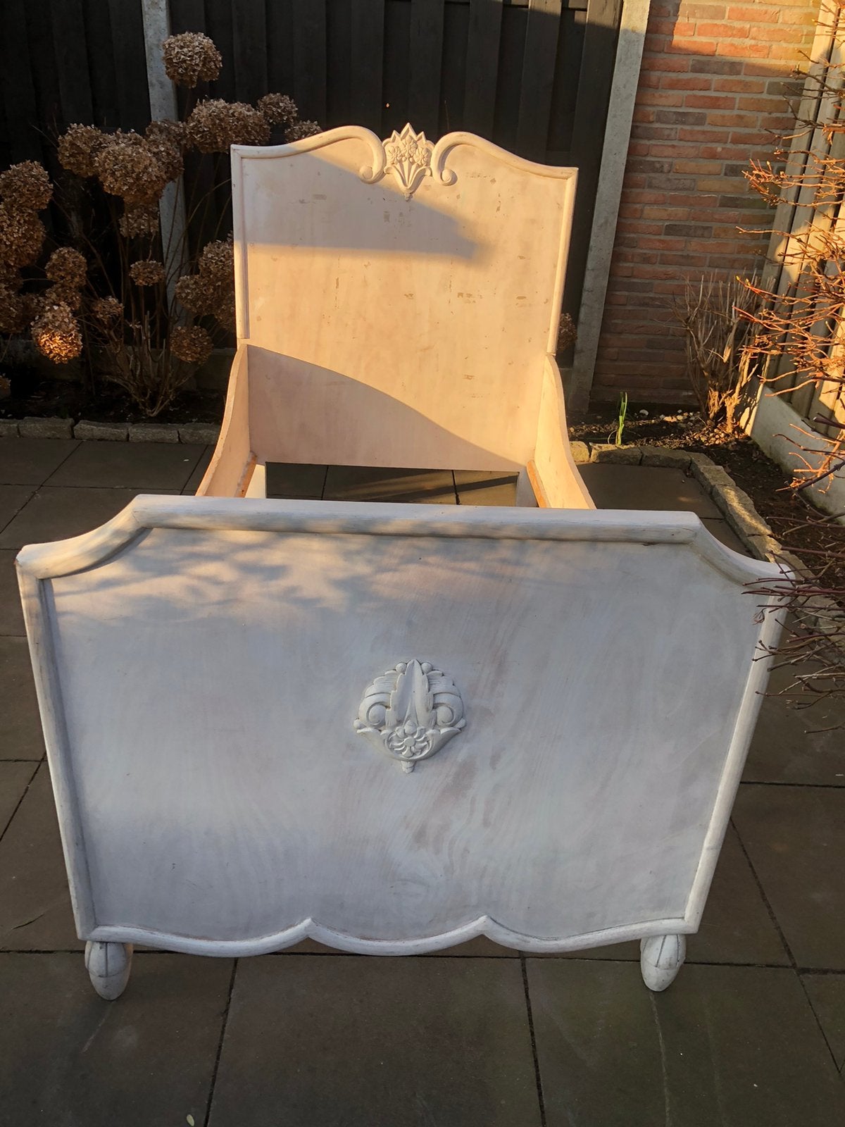 Antiekbed met hout snijwerk, Antiek en Kunst, Ophalen of Verzenden