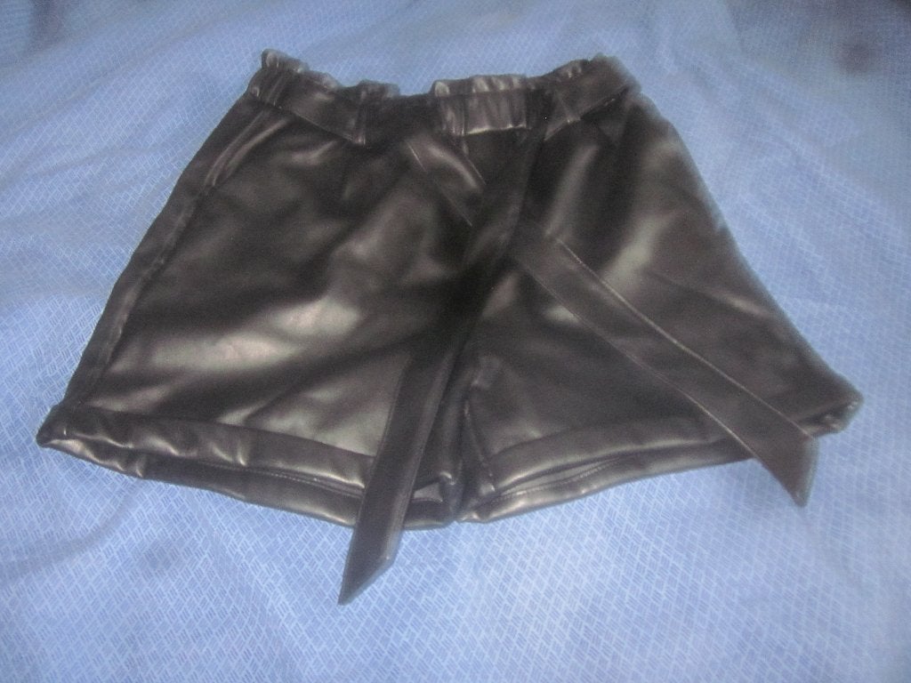 Mooi nieuw zwart imitatieleren kort broekje Persival 152/158, Broek, Persival, Meisje, Nieuw