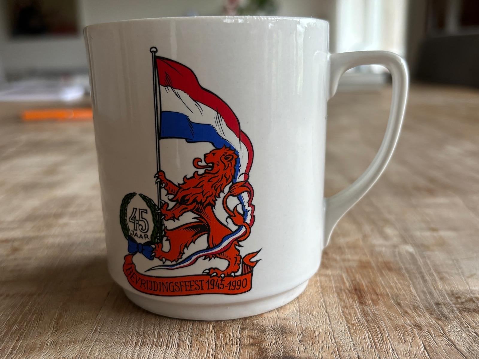Porseleinen Beker 45 Jaar Bevrijding 1945-1990, Ophalen of Verzenden, Nieuw, Porselein, Overige typen