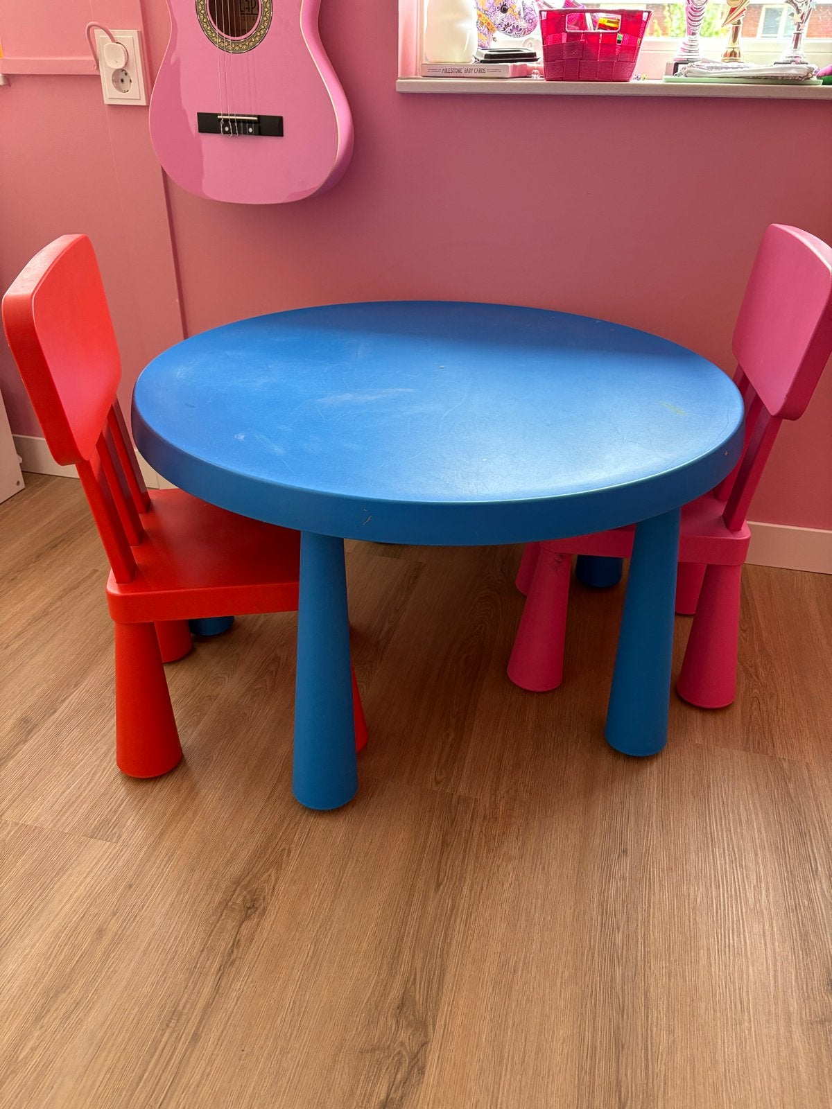 IKEA Mammut kindertafel met 2 stoeltjes, Kinderen en Baby's, Kinderkamer | Tafels en Stoelen, Gebruikt, Tafel(s) en Stoel(en)
