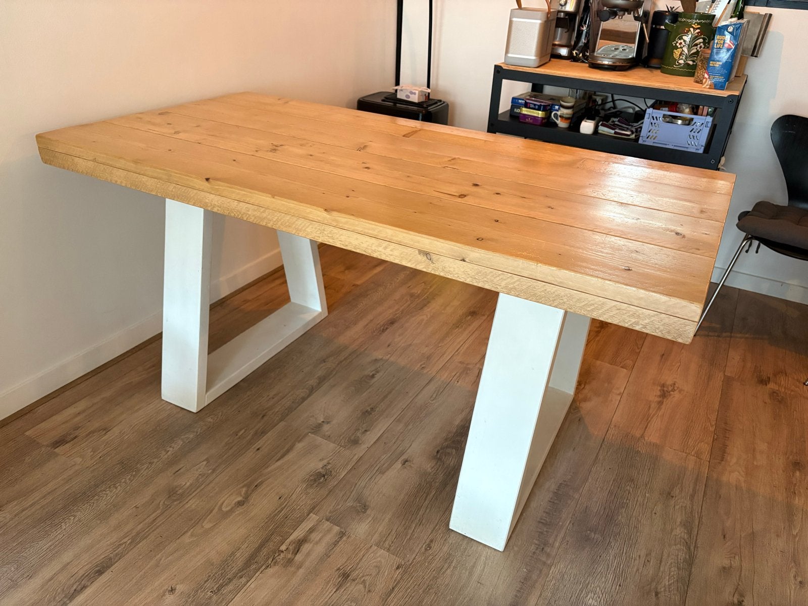 Robuuste houten eettafel met wit onderstel, Huis en Inrichting, Tafels | Eettafels, Ophalen, Gebruikt, 50 tot 100 cm, 150 tot 200 cm