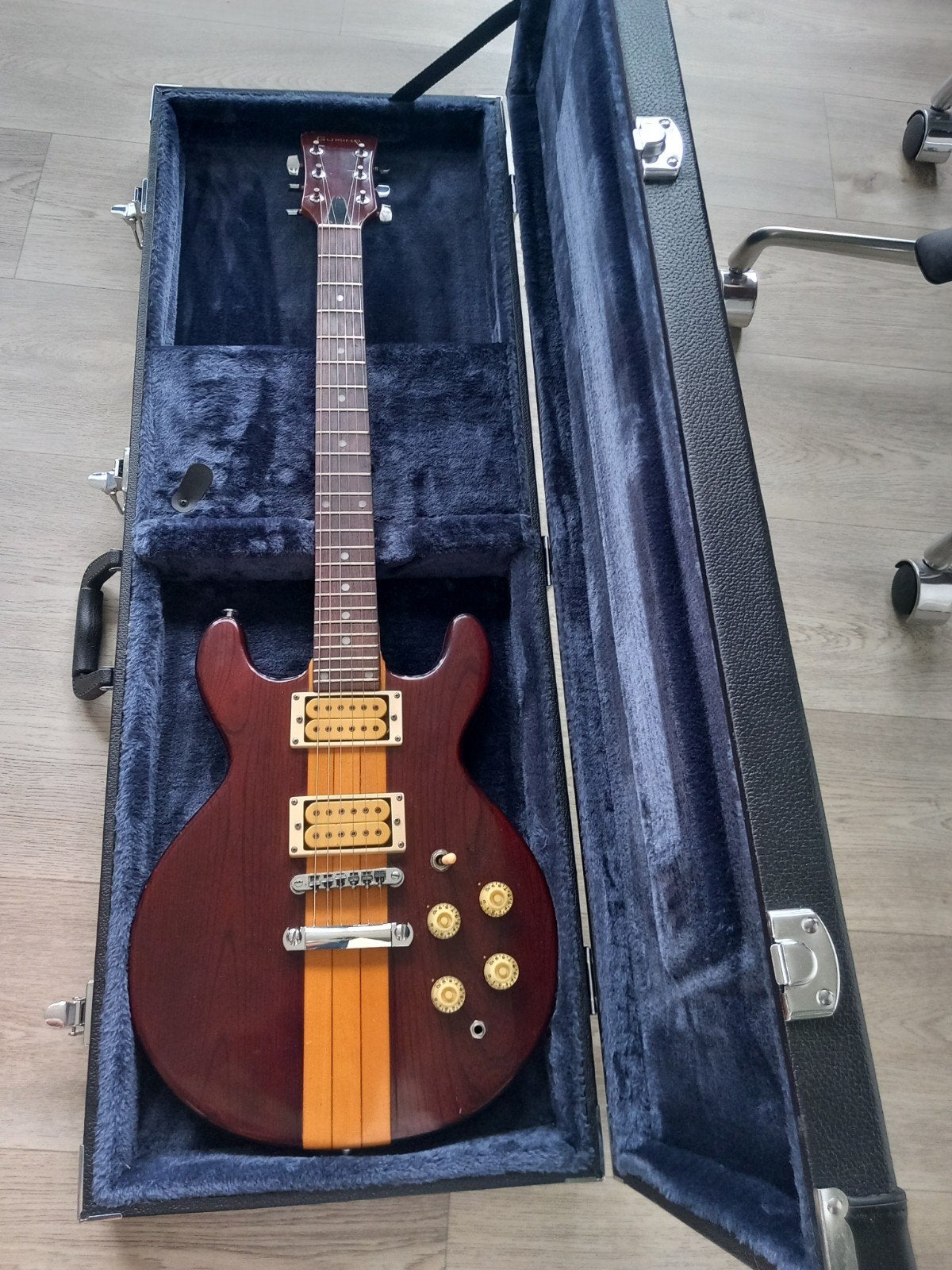 Vintage Gumika Solid Body Elektrische Gitaar met Koffer, Ophalen of Verzenden