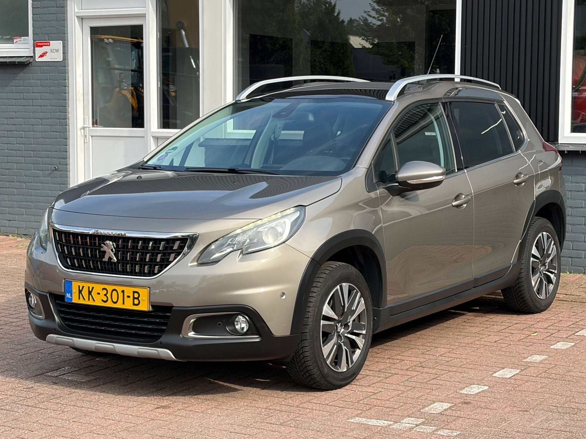 Peugeot 2008 1.2 PureTech Allure / Pano / Riem VV / Leder, Euro 6, 1199 cc, 610 kg, 49 €/maand