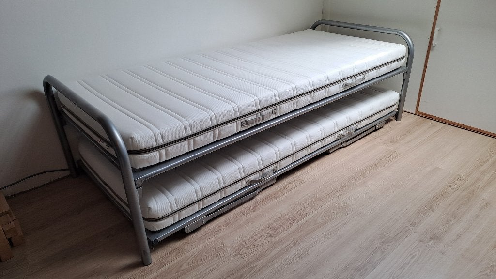 logeerbedden met matrassen - onderschuifbed - dubbel divan, Ophalen of Verzenden, Eenpersoons, 90 cm