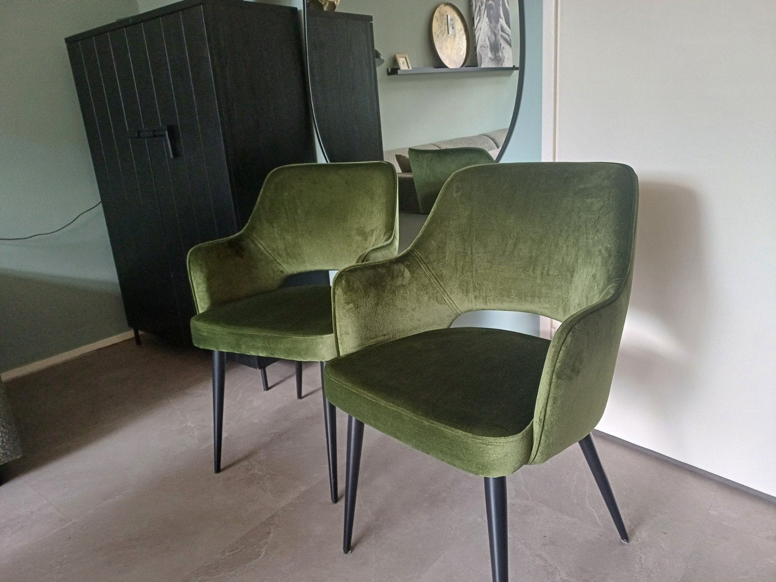 2 Eetkamerstoelen Karwei WOOOD velours Velvet groen Als Nieu