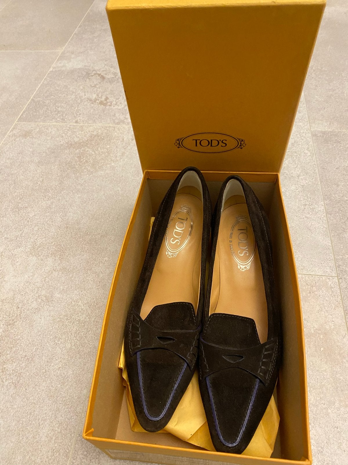 Tod's suède pumps met lage hak maat 38 1/2, Ophalen of Verzenden, Zo goed als nieuw, Bruin, Schoenen met lage hakken