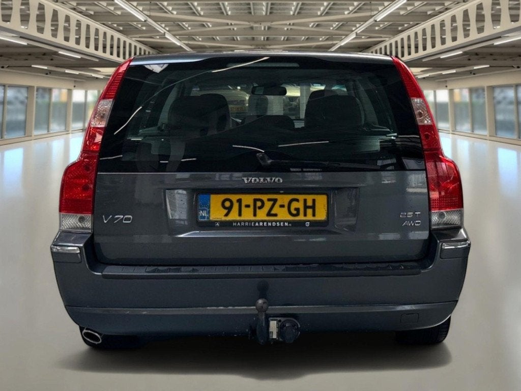 Volvo V70 2.5T AWD Summum Dealer auto, trekhaak, leder, cark, Automaat, Zwart, 1598 kg, 2521 cc