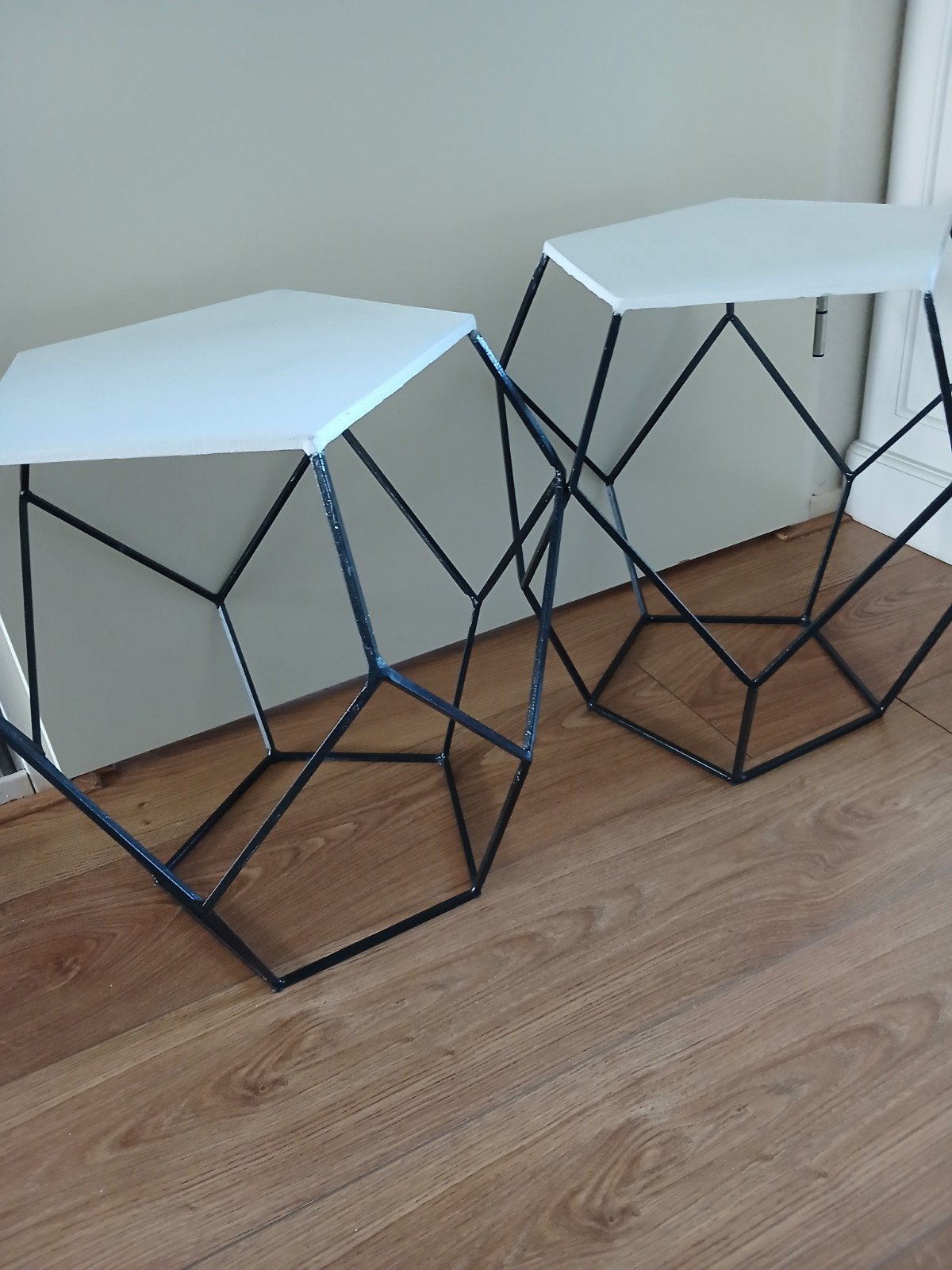 2 geometrisch.bijzettafeltjes..45 hg.br34, Minder dan 45 cm, Minder dan 55 cm, Metaal of Aluminium, Ophalen of Verzenden