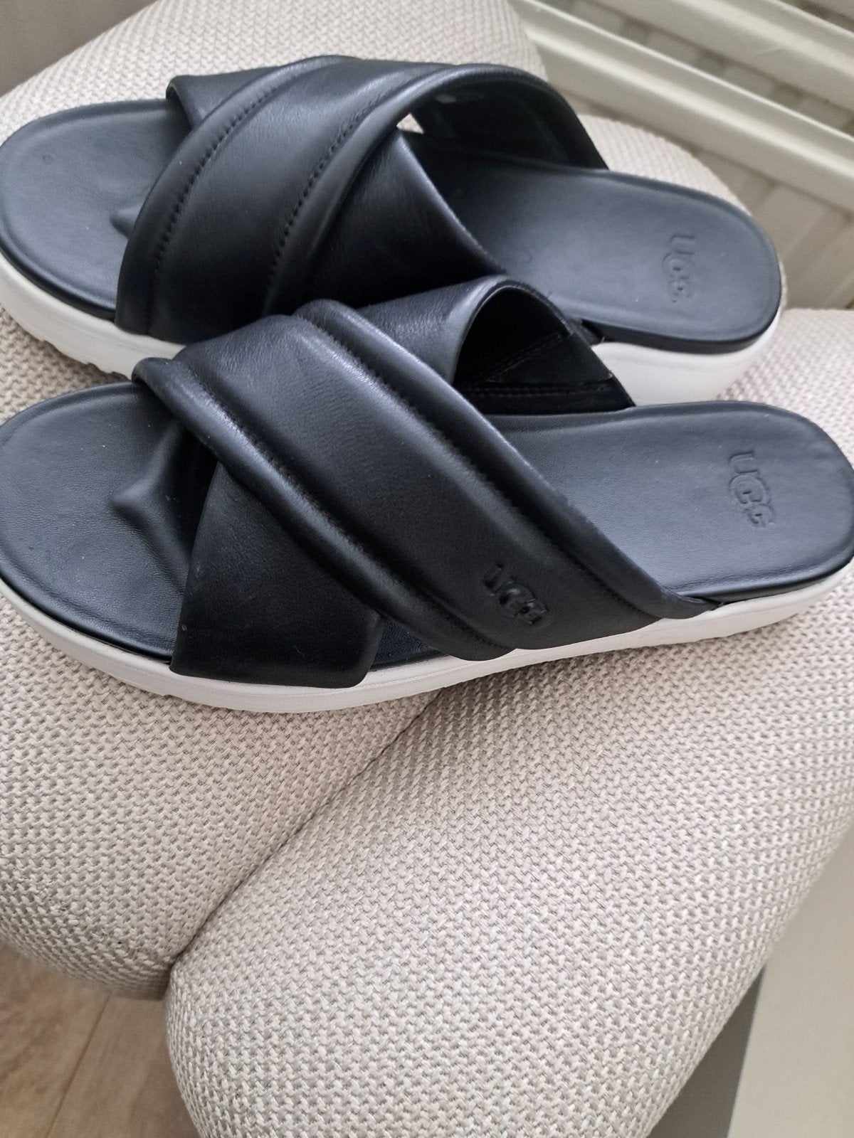 Nieuwe UGG slippers maat 39, Slippers, UGG, Zwart, Nieuw
