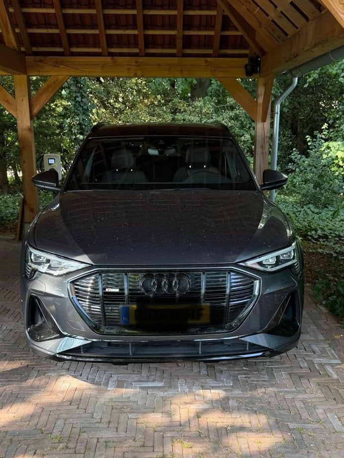 Audi e-tron 55 Quattro 360pk 2022 Grijs, Auto's, Audi, Automaat, 131 €/maand, 1800 kg, Origineel Nederlands