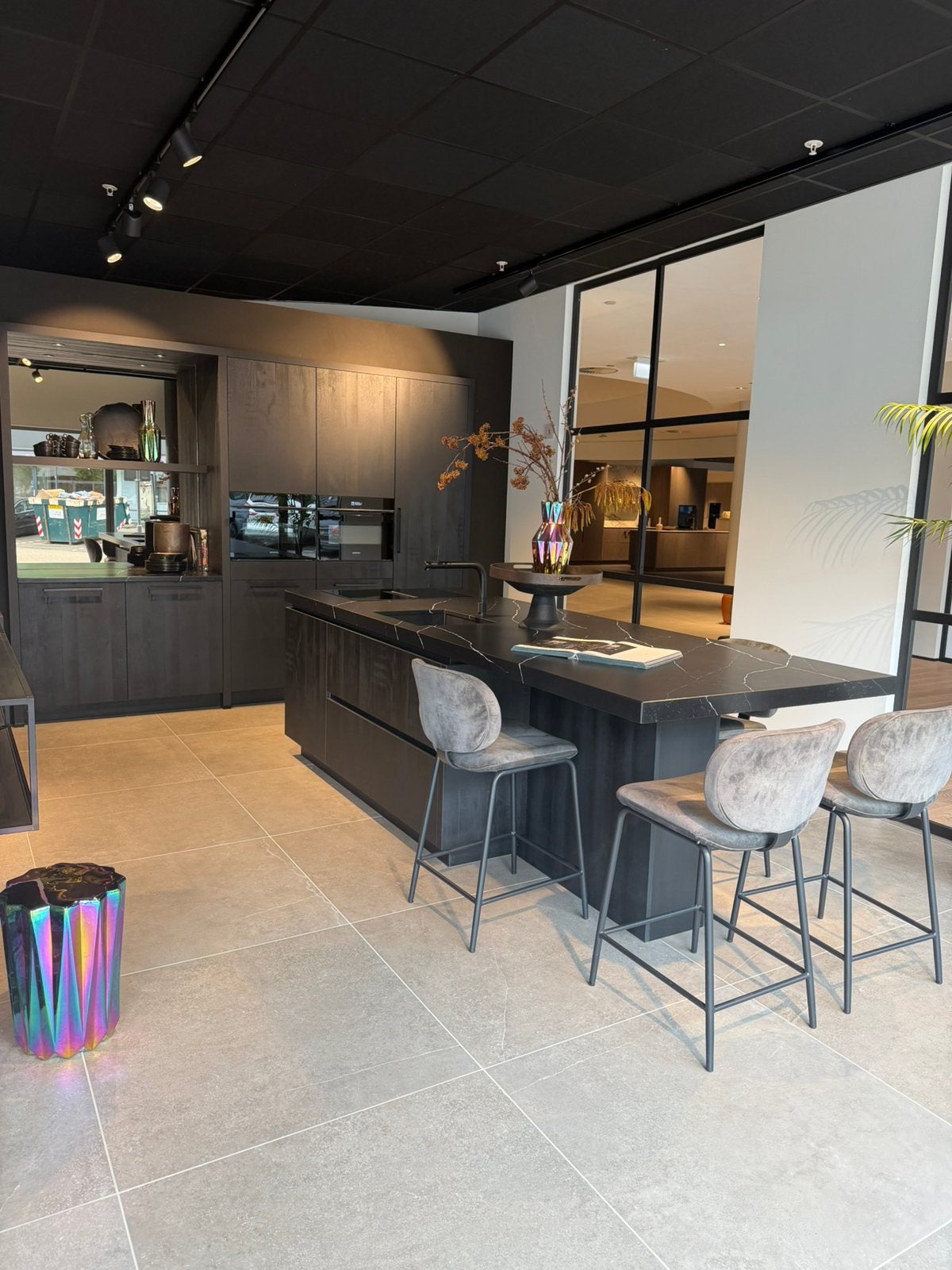 Showroomkeuken met kookeiland en Siemens apparatuur, Ophalen, Zwart, Overige typen, Nieuw