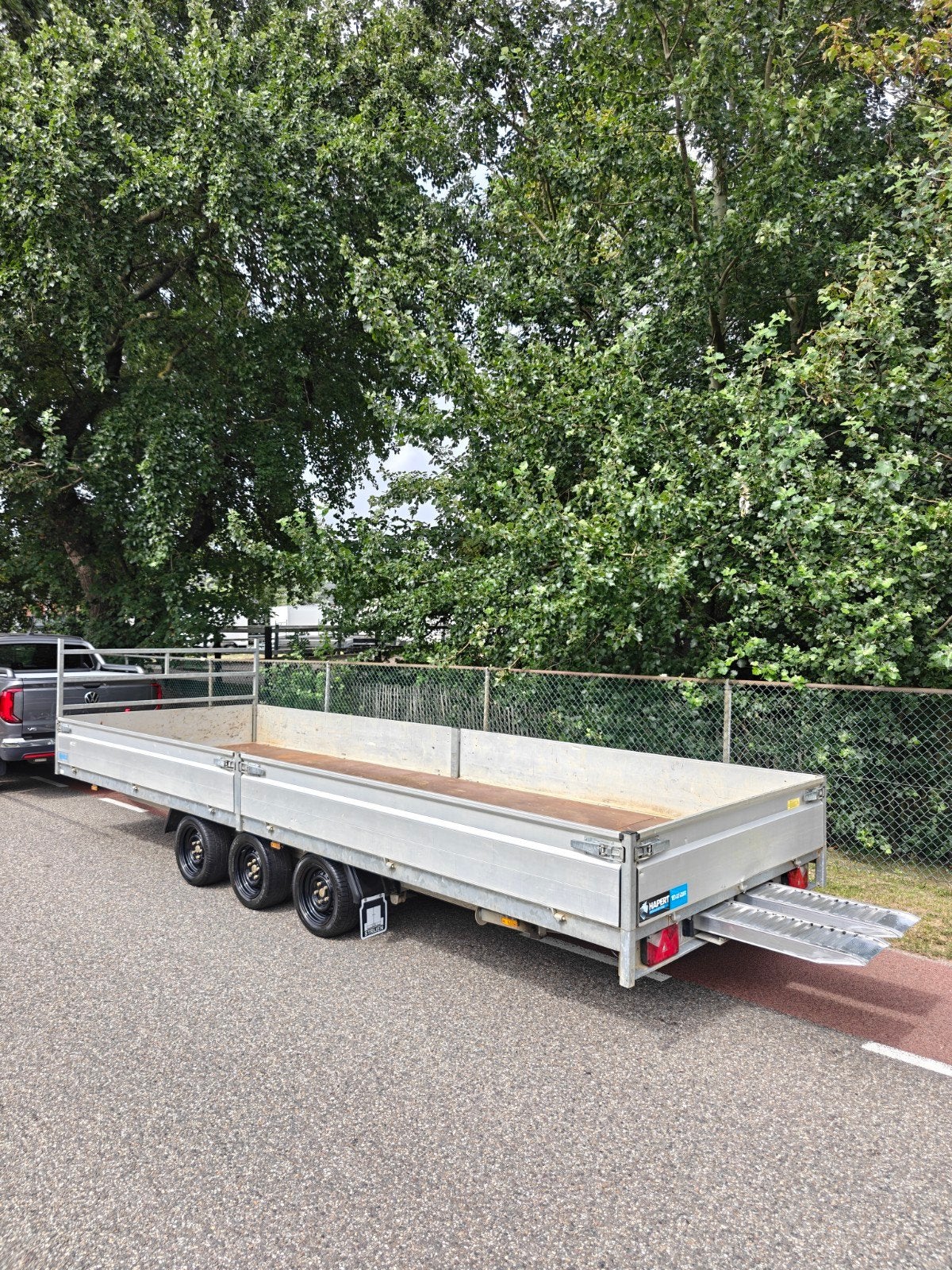 Hapert plateau aanhanger 6 meter + oprijpakket, Auto diversen, Aanhangers en Bagagewagens, Ophalen of Verzenden, Zo goed als nieuw