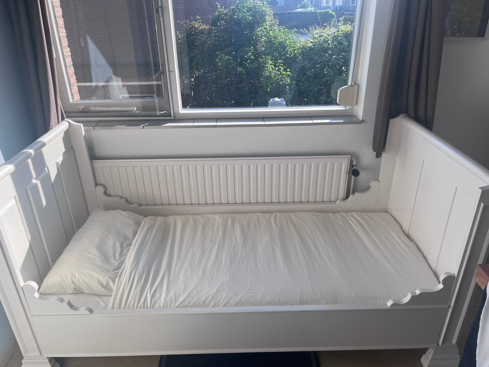 Mooi handgemaakt wit houten kinderbed Opsetims met matras, Gebruikt, 70 tot 85 cm, Ophalen of Verzenden, Matras
