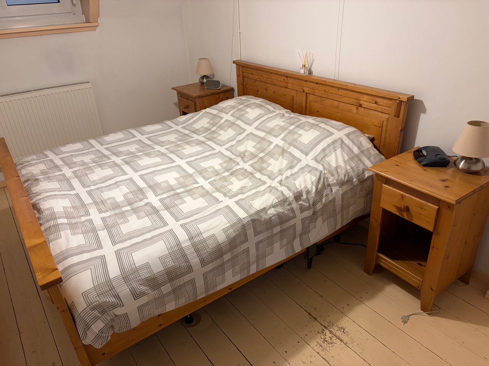 Houten elektrisch verstelbaar bed en houten nachtkastjes, Ophalen of Verzenden, Zo goed als nieuw, Eenpersoons