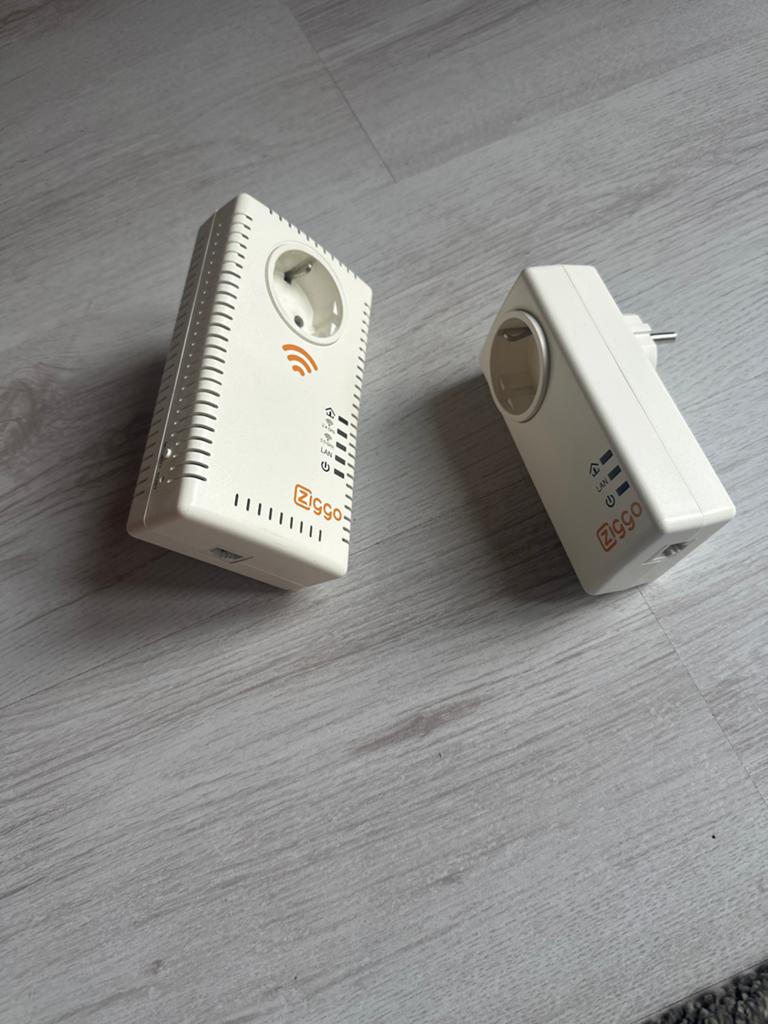 Ziggo Powerline Adapters (2 stuks) - Wifi versterker, Computers en Software, Routers en Modems, Ophalen of Verzenden, Gebruikt