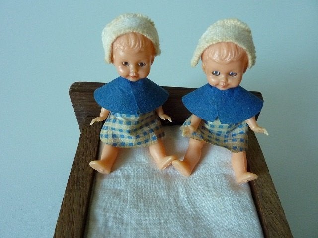 vintange popjes in houten bed matrasje kussen laken deken, Antiek en Kunst, Curiosa en Brocante, Ophalen