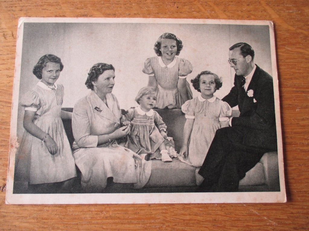 Briefkaart leden Koningshuis jaren 50., Ophalen of Verzenden, Zo goed als nieuw, Nederland, Kaart, Foto of Prent