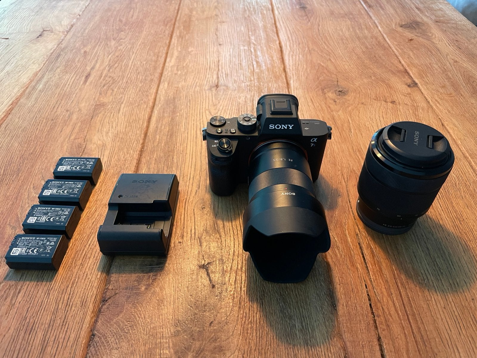 Sony A7S II full-frame + Zeiss 55mm + 28-70mm + 4 accu’s, Audio, Tv en Foto, Ophalen of Verzenden, Zo goed als nieuw, Porro (met knik)