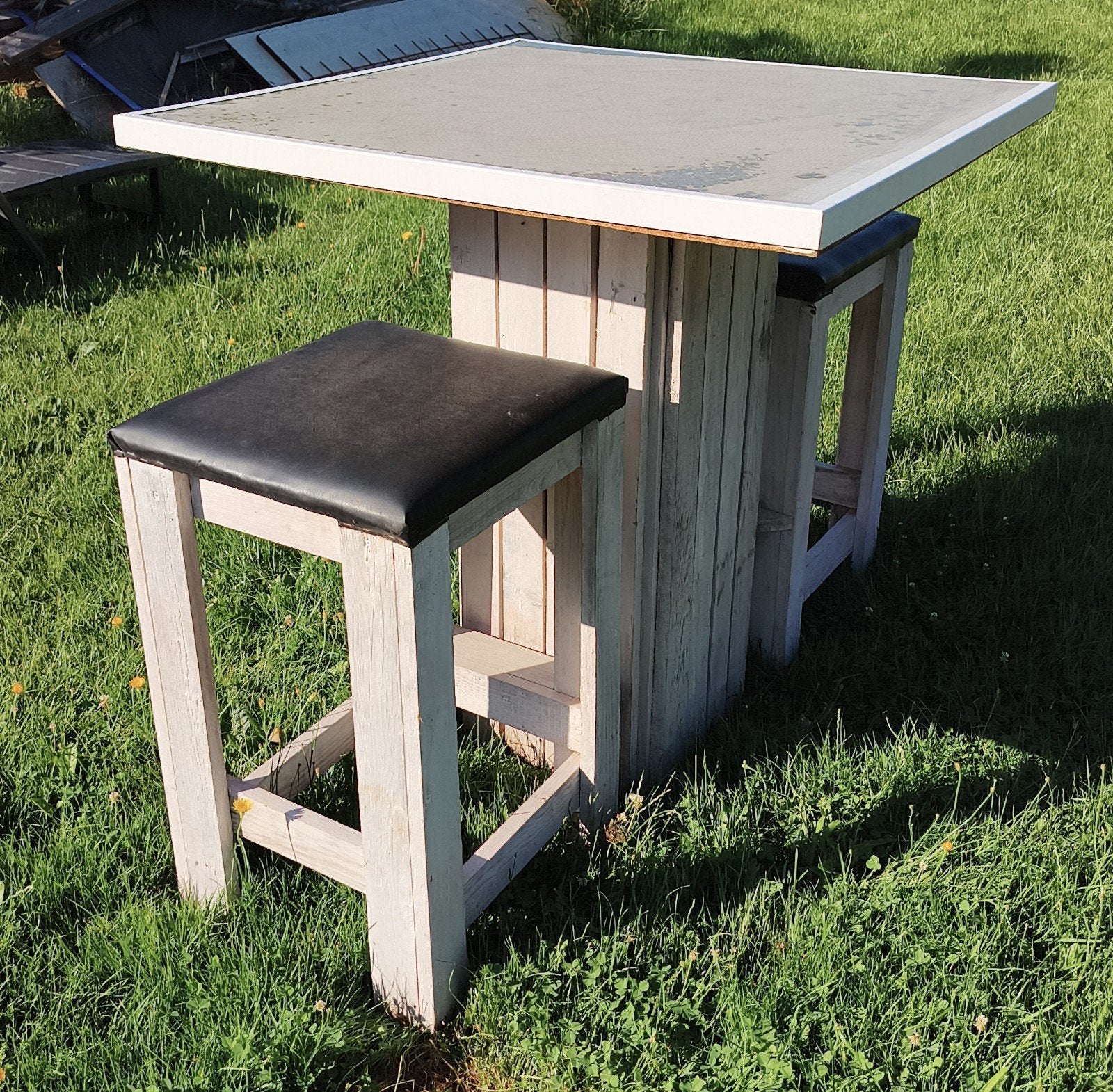Hoogzit tuinset met 2 krukken en demonteerbaar tafelblad, Tuin en Terras, Gebruikt, Tuinset, Hout, Eettafel